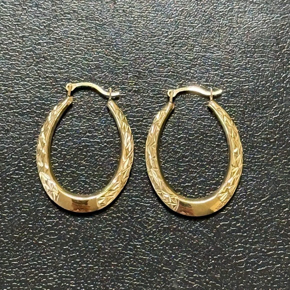 10K Gold Hoop Earrings Oval Textured - Picture 6 of 8